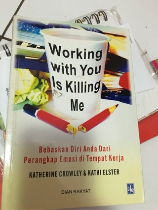 WORKING WITH YOU IS KILLING ME :  Membebaskan diri sendiri dari perangkap emosi di tempat kerja