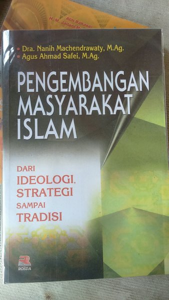 Pengembangan Masyarakat Islam :  dari ideologi, strategi, sampai tradisi