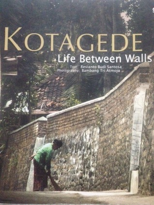 KotaGede :  Life between walls