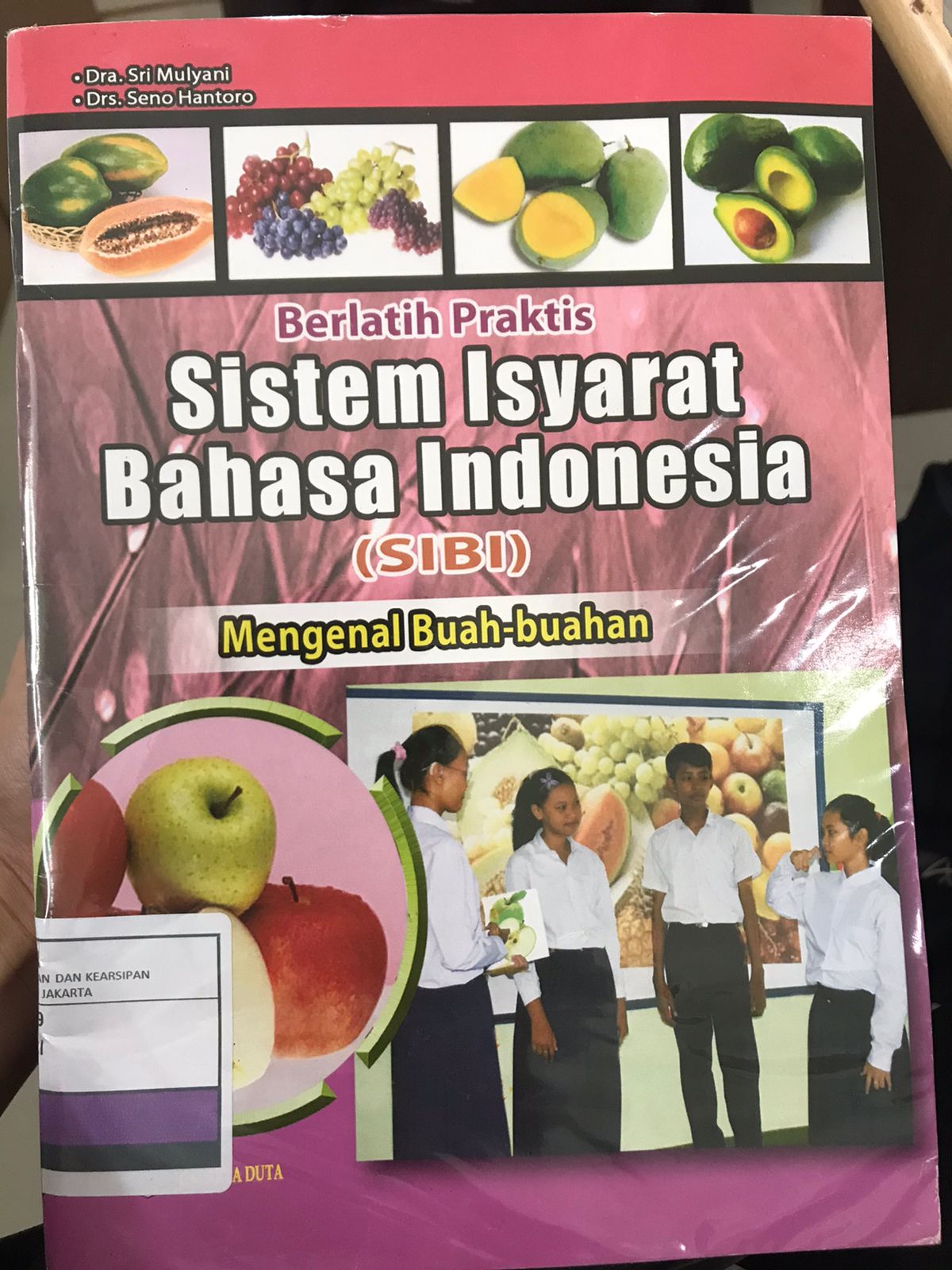 Berlatih Praktis Sistem Isyarat Bahasa Indonesia (SIBI) : Mengenal Buah-buahan