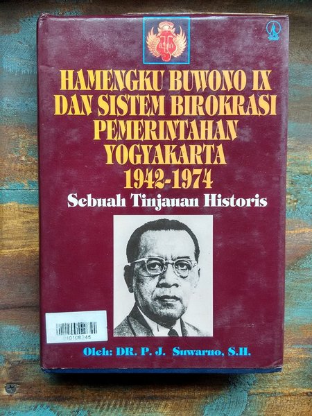 Hamengku Buwono IX dan sistem birokrasi pemerintahan yogyakarta 1942-1974 :  Sebuah tinjauan historis