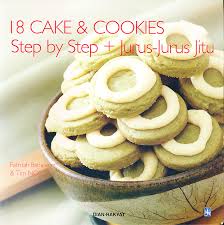 18 Cake dan Cookies Favorit :  step by step dan jurus-jurus jitu