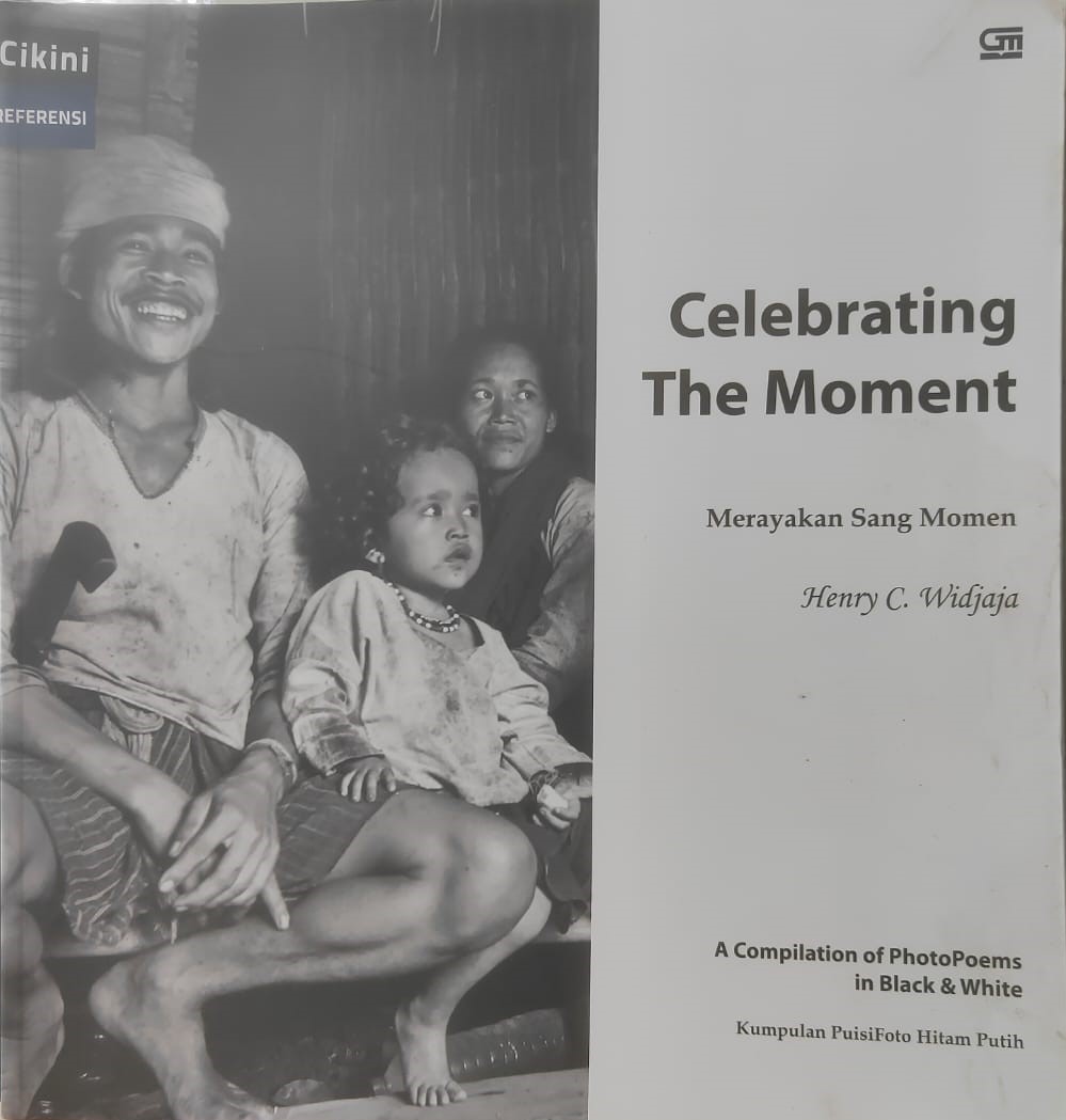 Celebrating the moment :  a compilation of photopoems in black & white = kumpulan puisifoto hitam putih