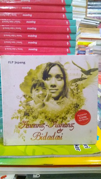 Kunang-kunang dan bidadari: kumpulan cinta 'tuk bunda FLP Jepang; ed. Sri Hayati Asri dan Khairi Rumantati