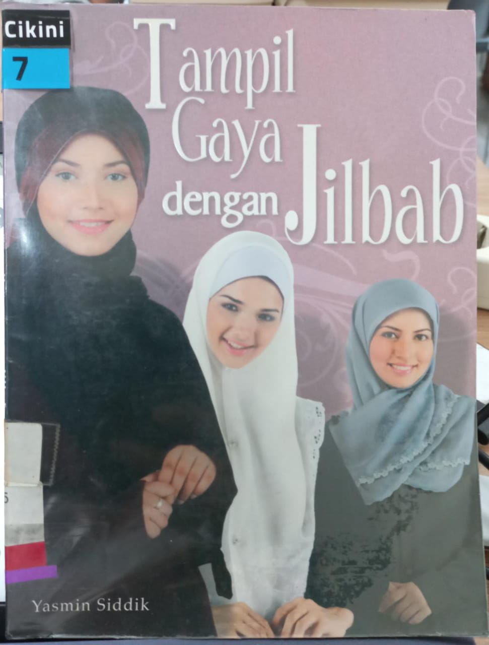 Tampil gaya dengan jilbab