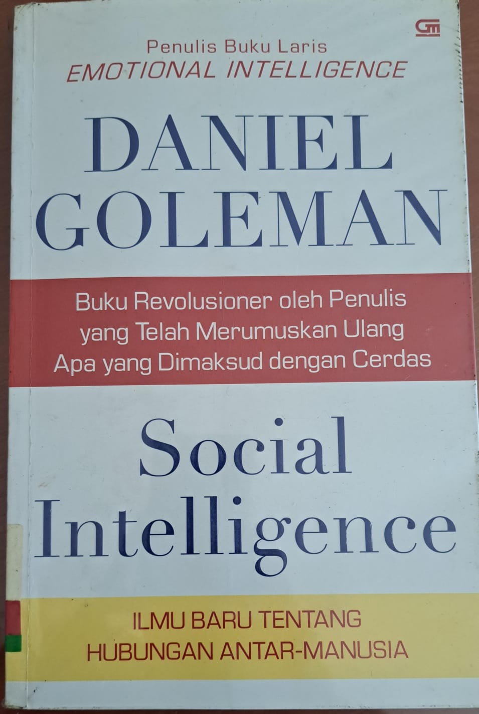 Buku revolusioner oleh penulis yang telah merumuskan ulang apa yang dimaksud dengan cerdas :  Social intelligence ' Ilmu baru tentang hubungan antar manusia'