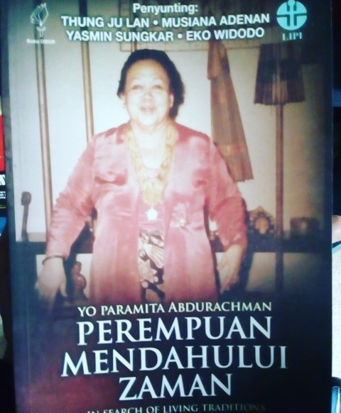 Perempuan mendahului zaman :  in search of living tradition and art