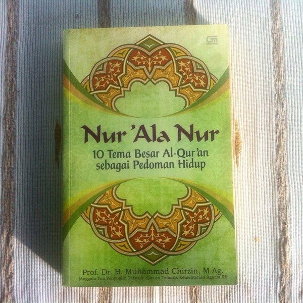 Nur 'Ala Nur :  10 tema besar al-Qur'an sebagai pedoman hidup