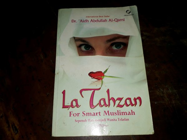La Tahzan :  : For Smart Muslimah sepenuh hati menjadi wanita teladan